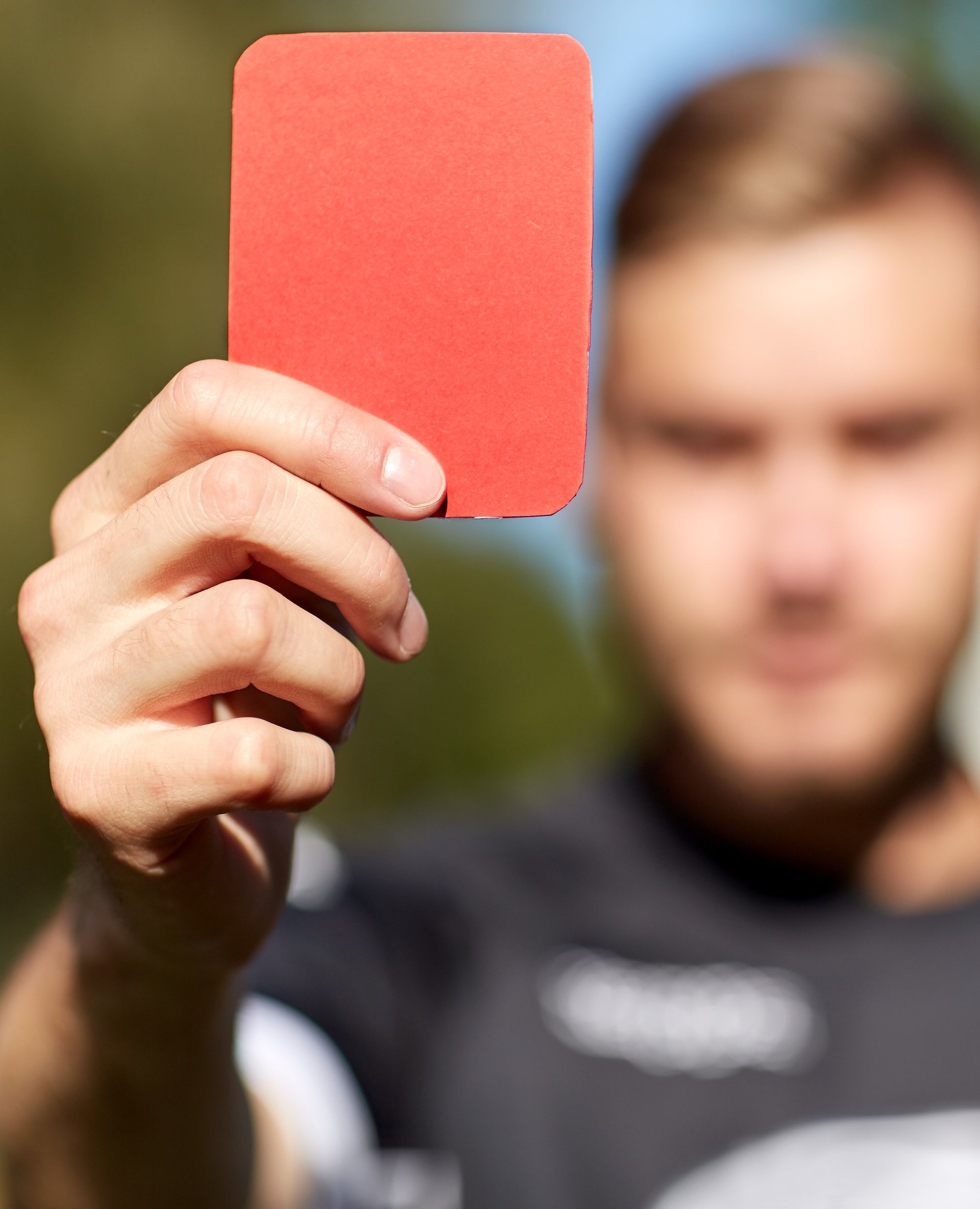 Schiedsrichter zeigt die rote Karte